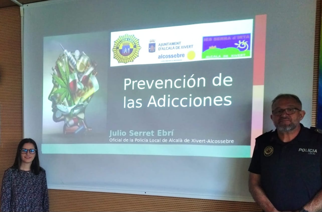 Charlas de la Policía Local de Alcalà-Alcossebre para concienciar a la juventud sobre el peligro de las adicciones