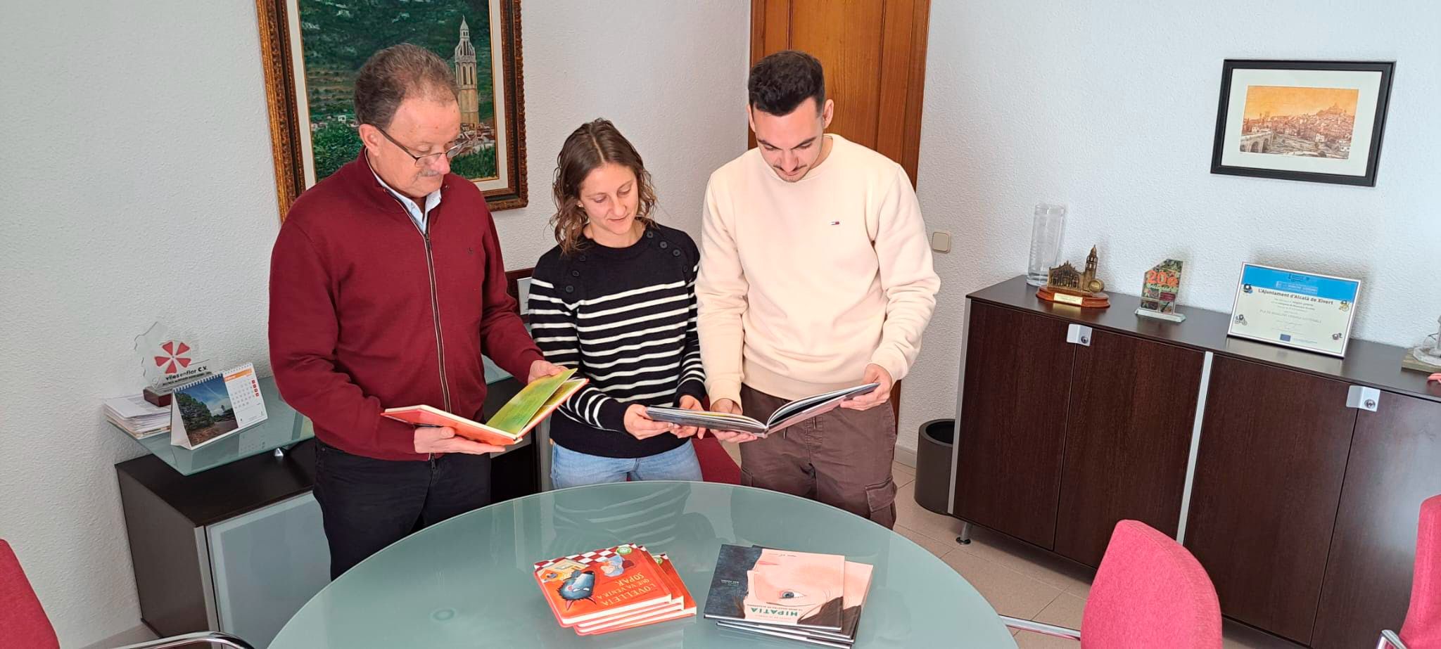 Un vecino realiza una donación de libros para los talleres municipales de fomento lector dirigidos a la población infantil de Alcalà-Alcossebre